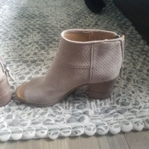 Shoe boots zip in back